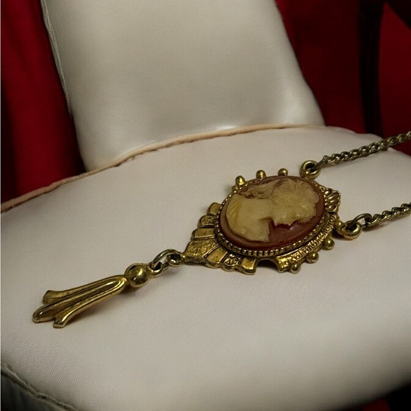 Vintage ART Arthur Pepper Gold Tone Resin Cameo Necklace 15” - Picture 8 of 10